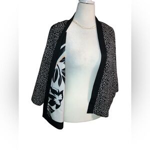 CHICOS.  REVERSIBLE  Stylish Black and White Women's Poncho/Kimono Style.